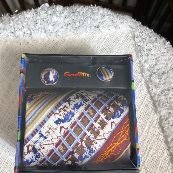 Gaffitie Tie, Hanky, and Cufflink Set - Picture 5 of 5